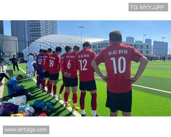 热爱足球的明星们如何在绿茵场上展现激情与风采